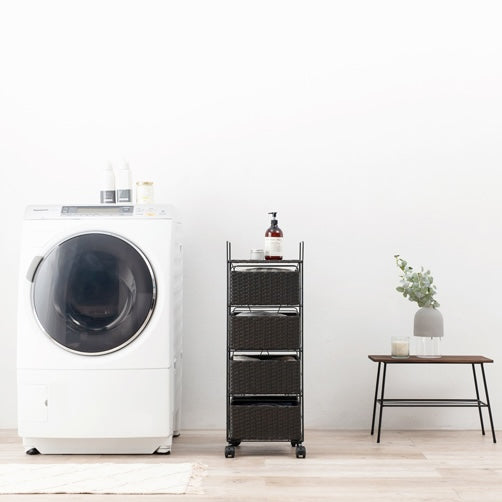 ダークブラウンの幅30cmのスリムな設計の引き出し収納が置いてある脱衣所