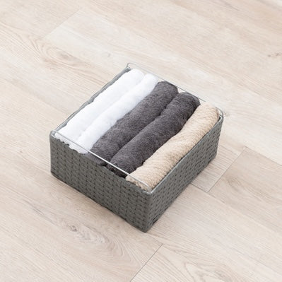 グレーの幅30cmのスリムな設計の引き出し収納の1段分にタオルが収納されている様子