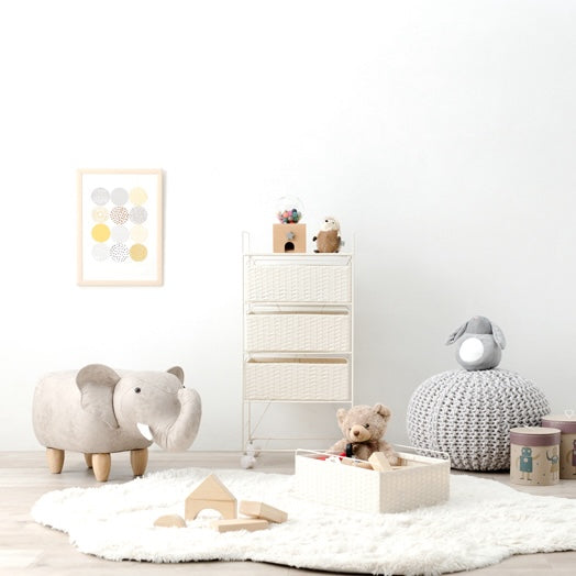 子供部屋に置かれた幅40cmのラタン調デザインのランドリー引出し収納