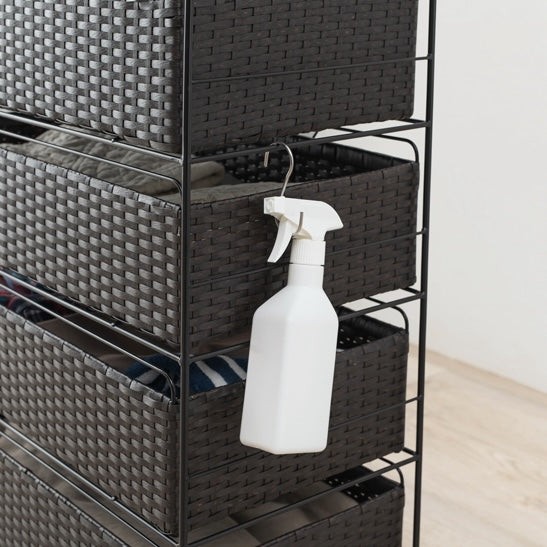 幅40cmのラタン調デザインのランドリー引出し収納に霧吹きが引っ掛けられている