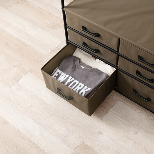 ファブリック素材の収納付きハンガーラックの中に洋服が畳まれている