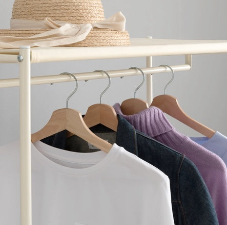 ファブリック素材の収納付きハンガーラックに洋服がかかっている