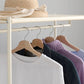 ファブリック素材の収納付きハンガーラックに洋服がかかっている