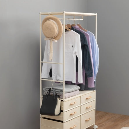 ファブリック素材の収納付きハンガーラックに洋服やバッグが収納されている