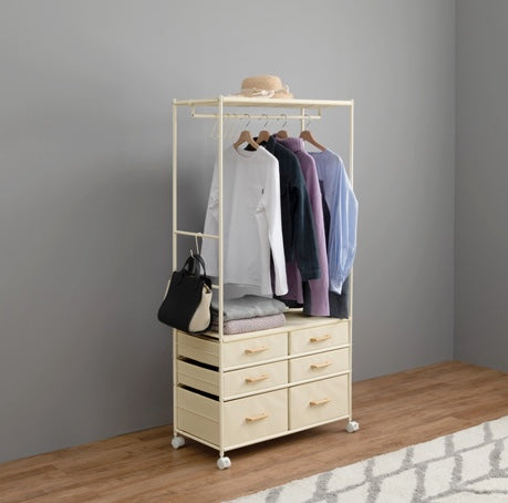 ファブリック素材の収納付きハンガーラックに洋服やバッグが収納されている