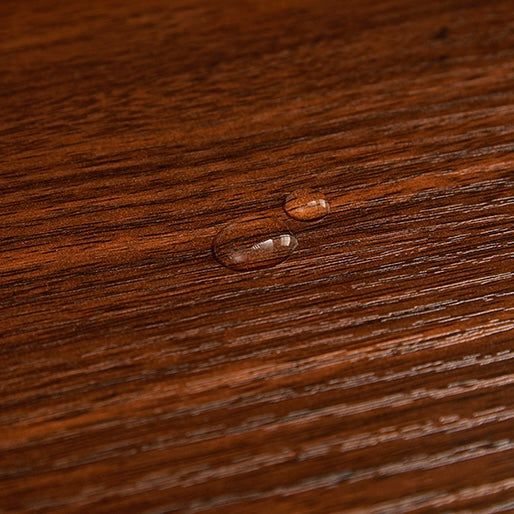 トレイ部分が丸型の突っ張りポールラックに滴る水滴