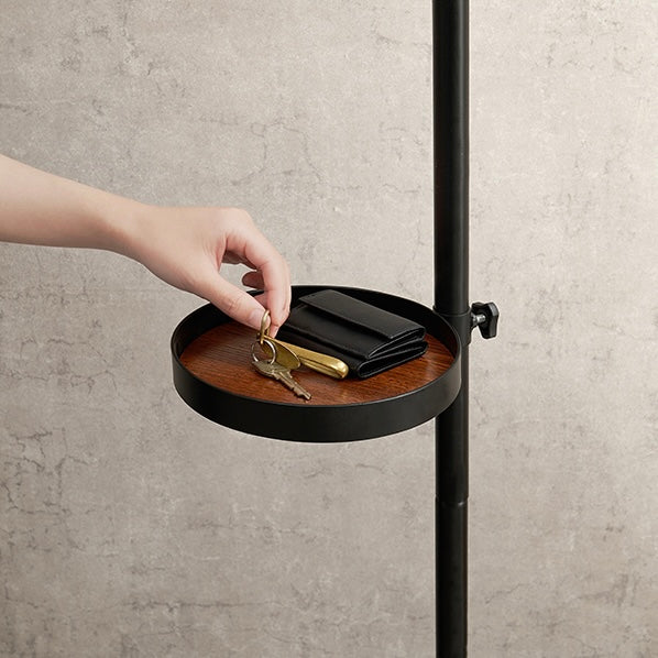 トレイ部分が丸型の突っ張りポールラックに鍵を置いている