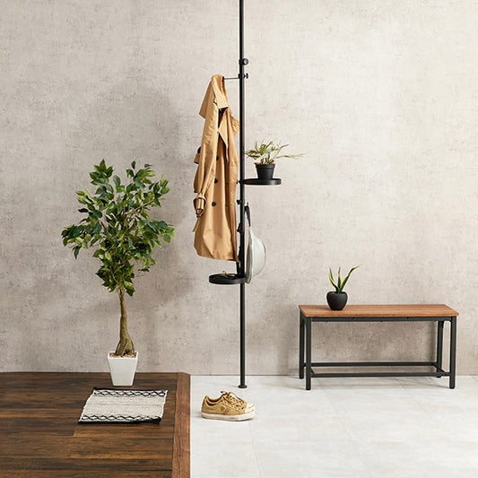 玄関に設置されているトレイ部分が丸型の突っ張りポールラック