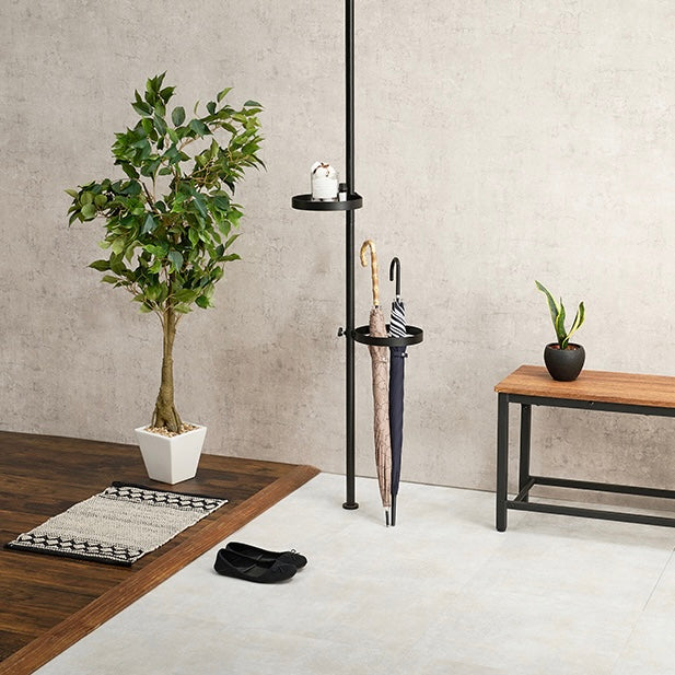 玄関に設置されたトレイ部分が丸型の突っ張りポールラック