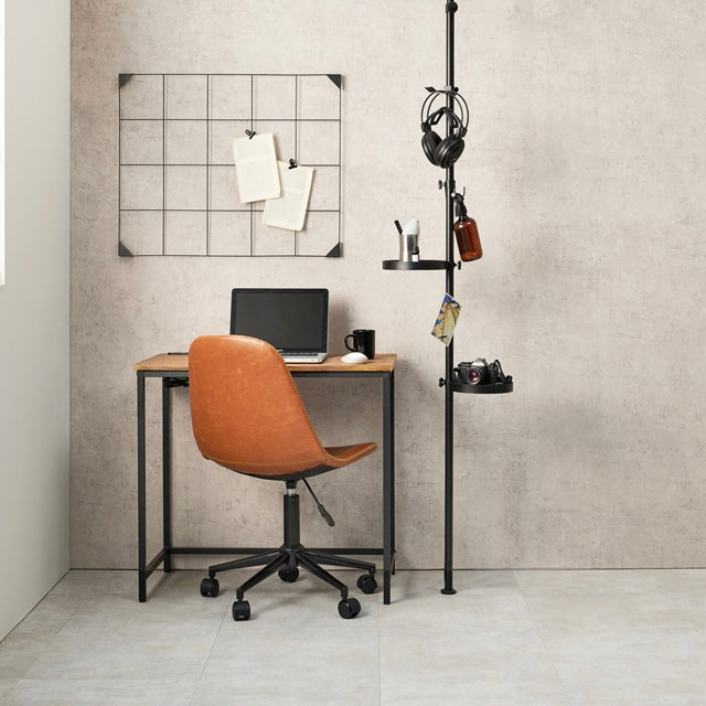 デスク横に設置されたトレイ部分が丸型の突っ張りポールラック