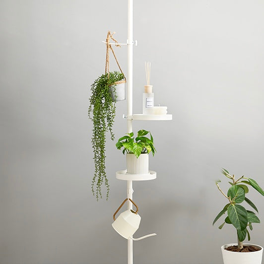 トレイ部分が丸型の突っ張りポールラックに植物が置かれている