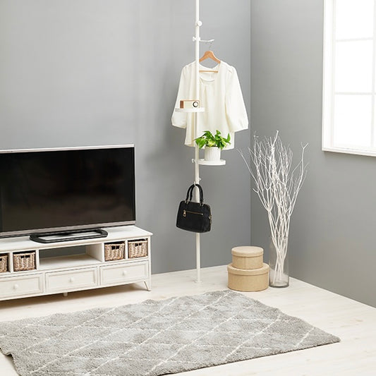 リビングに設置されて洋服やバッグが置かれているトレイ部分が丸型の突っ張りポールラック