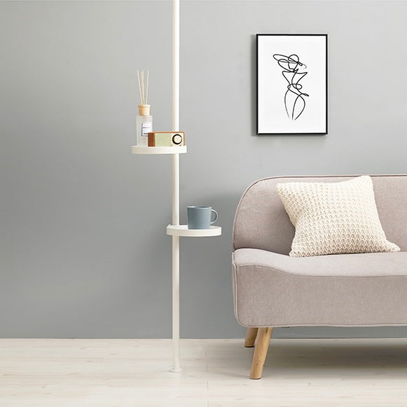 ソファ横に置かれたトレイ部分が丸型の突っ張りポールラック