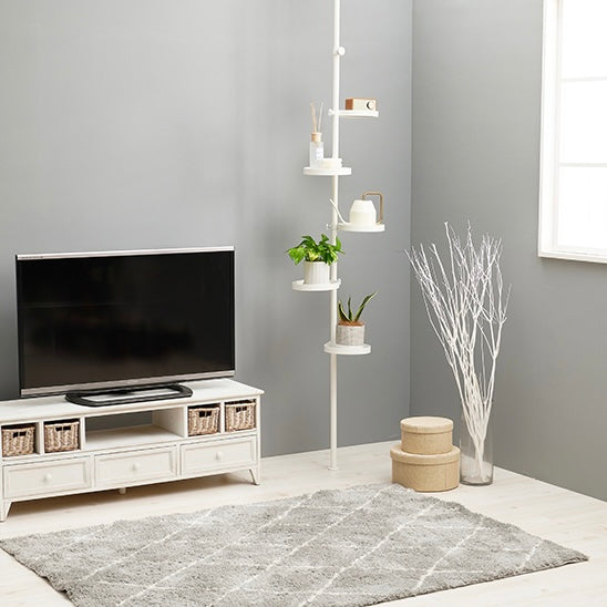 リビングに設置されたトレイ部分が丸型の突っ張りポールラック