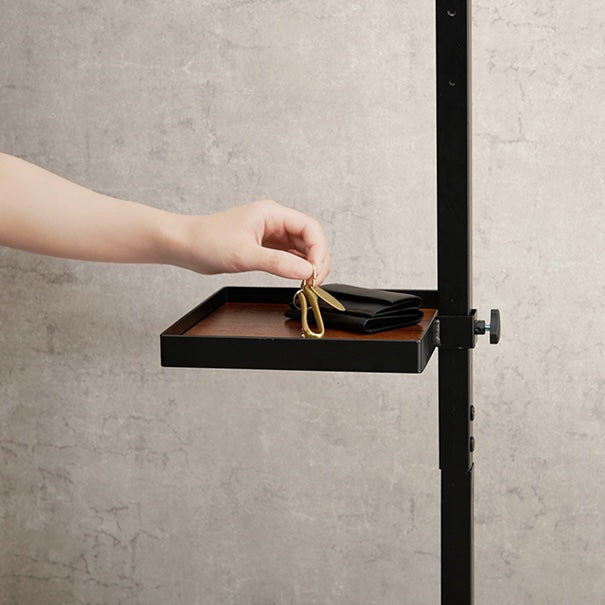 四角いトレイの突っ張りポールラックに鍵を置いている