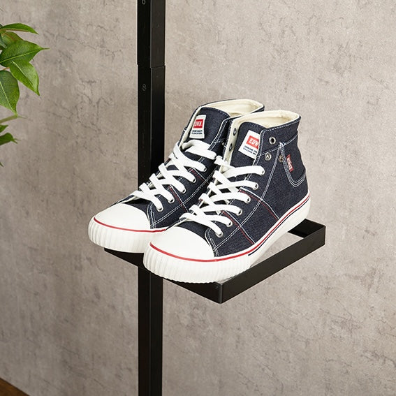 四角いトレイの突っ張りポールラックに置かれた靴