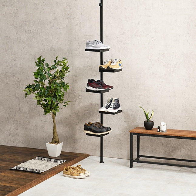 四角いトレイの突っ張りポールラックに靴が置かれている