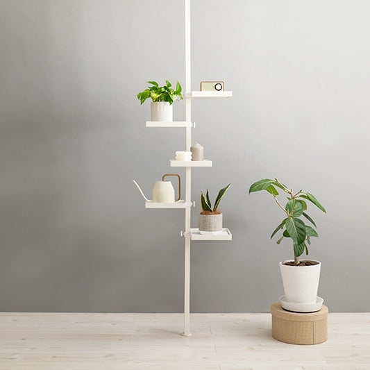 四角いトレイの突っ張りポールラックに植物やジョウロが乗っている