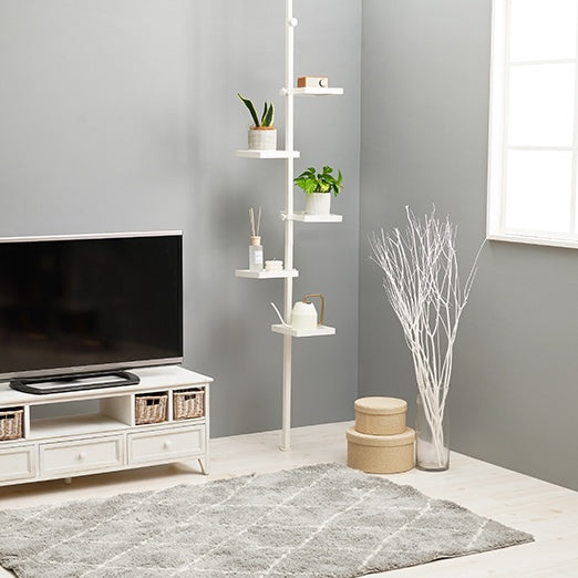 四角いトレイの突っ張りポールラックがリビングに設置されている