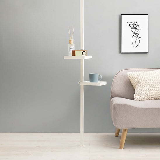 四角いトレイの突っ張りポールラックがソファの横に設置されている