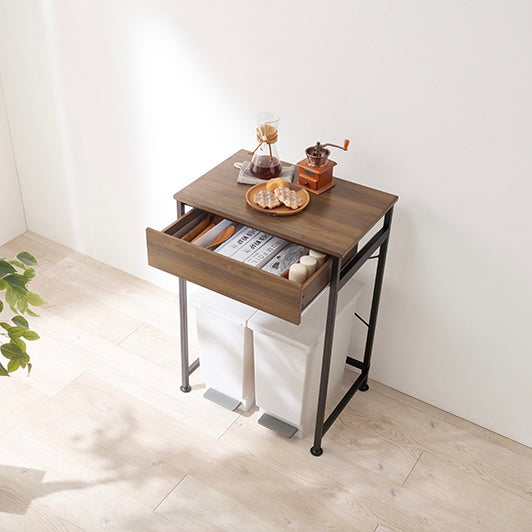 ブラウンカラーのゴミ箱上収納の棚が開いていて中にカトラリーが収納されいてる