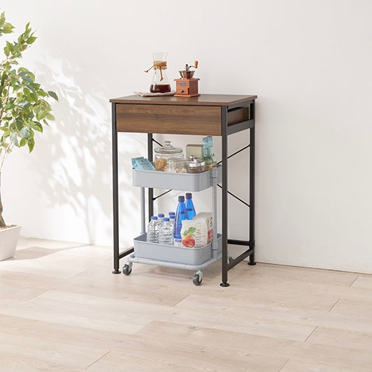 ブラウンカラーのゴミ箱上収納の下にワゴンは置かれている