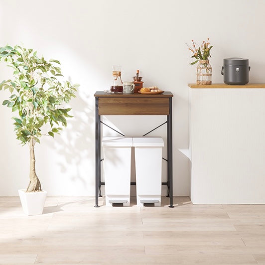 ブラウンのゴミ箱上収納の上にコーヒー器具が置かれている