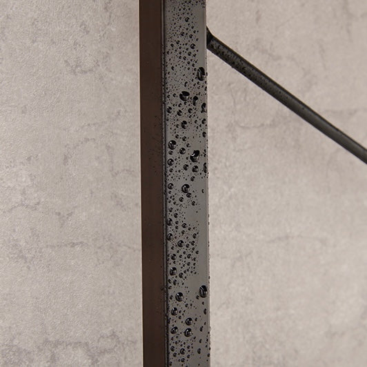 ゴミ箱上収納の支柱が濡れている様子