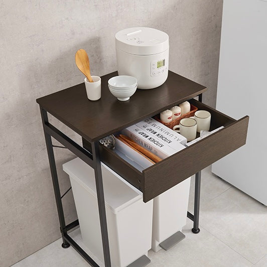 ブラウンのゴミ箱上収納の引き出しが空いていて中にカトラリーが収納されている