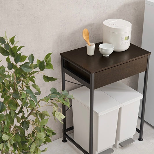ダークブラウンカラーのゴミ箱上収納の上に炊飯器と茶碗が置かれている