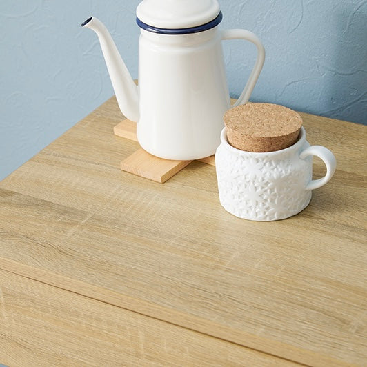 ナチュラルカラーのゴミ箱上収納の木目のアップ