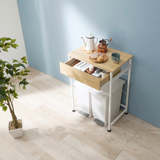 ナチュラルカラーのゴミ箱上収納の引き出しの中に収納されているカトラリー