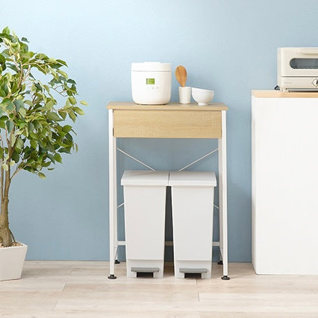 ナチュラルカラーのゴミ箱上収納の上に炊飯器や茶碗が置かれている