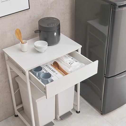 ホワイトのゴミ箱上ラックの棚が開いていて中にカトラリーが収納されている