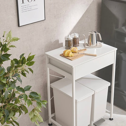 ホワイトカラーのゴミ箱上収納の上にまな板や食品が置かれている