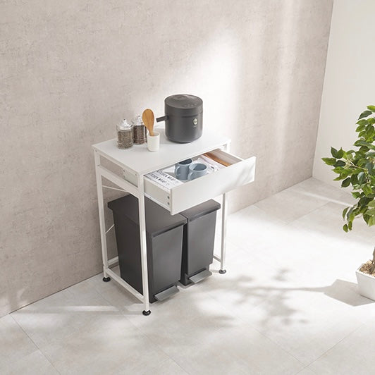 ホワイトカラーのゴミ箱上収納の木目のアップの引き出し