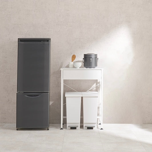 ホワイトカラーのゴミ箱上収納の横に冷蔵庫が置かれている