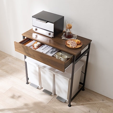 ブラウンのゴミ箱上収納の引き出しの中にカトラリーが入れられている