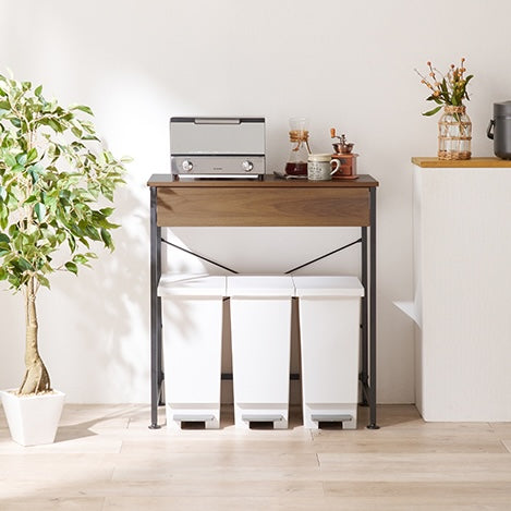 ブラウンのゴミ箱上収納の上にレンジが置かれている