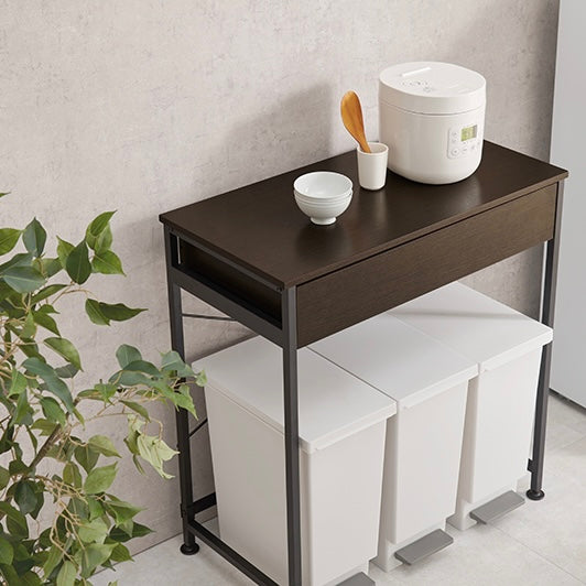 ダークブラウのゴミ箱上収納の上に茶碗や炊飯器が置かれている