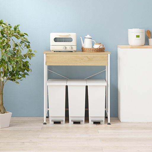 ナチュラルのゴミ箱上収納の上にトースターやポットが置かれている