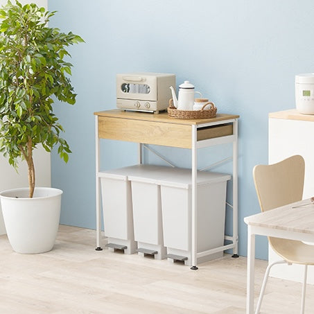 ナチュラルカラーのゴミ箱上収納の上にレンジやポットが置かれている