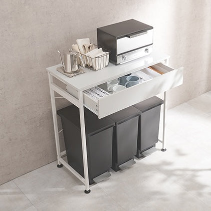 ホワイトのゴミ箱上収納の引き出しが空いていて中にカトラリーが置かれている