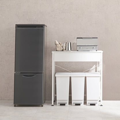 ホワイトのゴミ箱上収納の横に冷蔵庫が置かれている