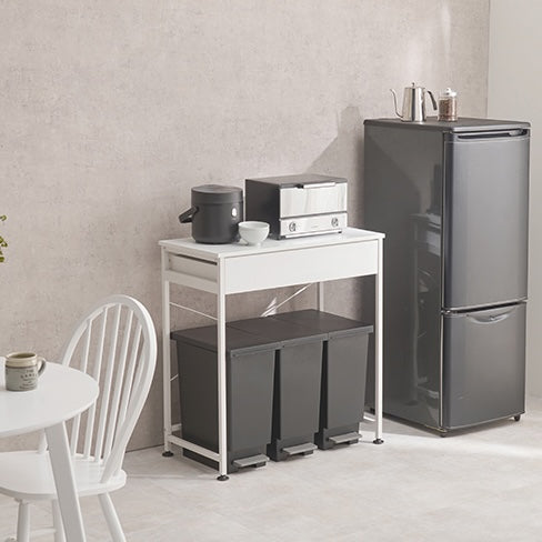 ホワイトのゴミ箱上収納の上にレンジと炊飯器は置かれている