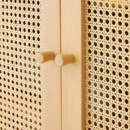 ラタン収納キャビネットの扉取手部分を写している様子