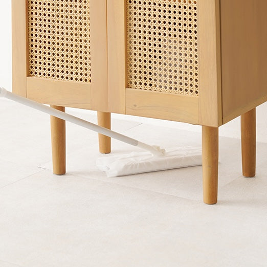 ラタン収納キャビネットの脚部分で掃除をしている