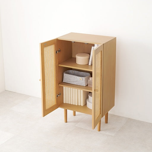 ラタン収納キャビネットの扉を全て開けている状態