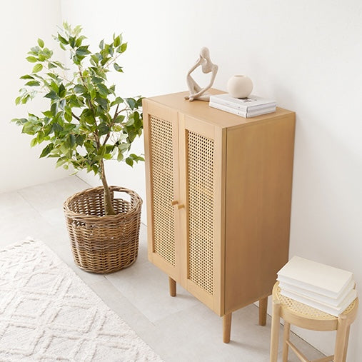 ラタン収納キャビネットを壁際に置いている様子