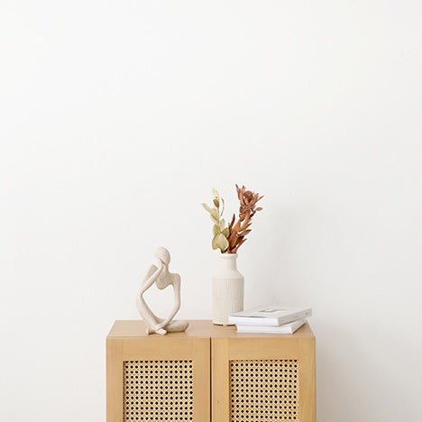 ラタン収納キャビネットの棚上で雑貨をディスプレイしている様子